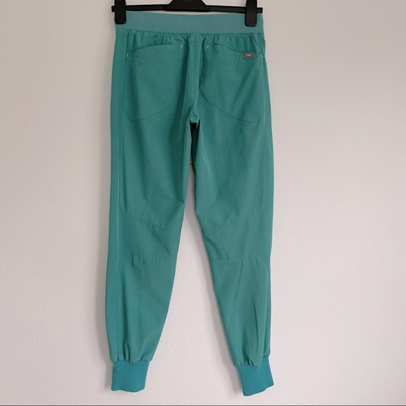Figs Marine FIONe.a.c Callao-Jogger Scrub Pants & Lekei Four pocket Scrub Top - Picture 4 of 16